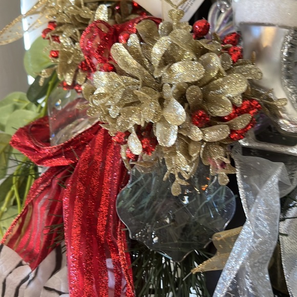 5inch ganz kissing ornament. Different styles - Picture 3 of 5